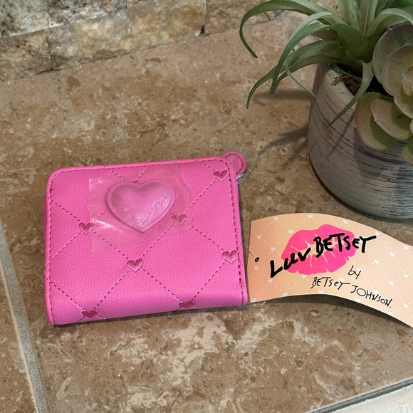 Luv Betsey by Betsey Johnson Fushia Heart Wallet - Picture 1 of 5